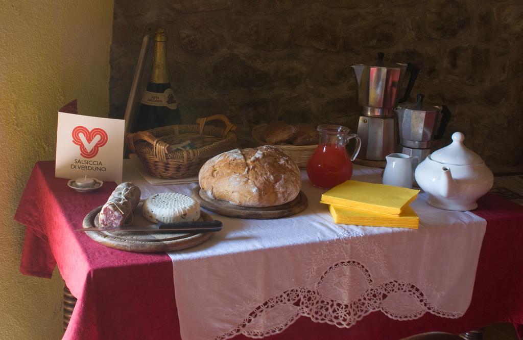 Arco Dei Nobili Bed & Breakfast Monforte dʼAlba Dış mekan fotoğraf